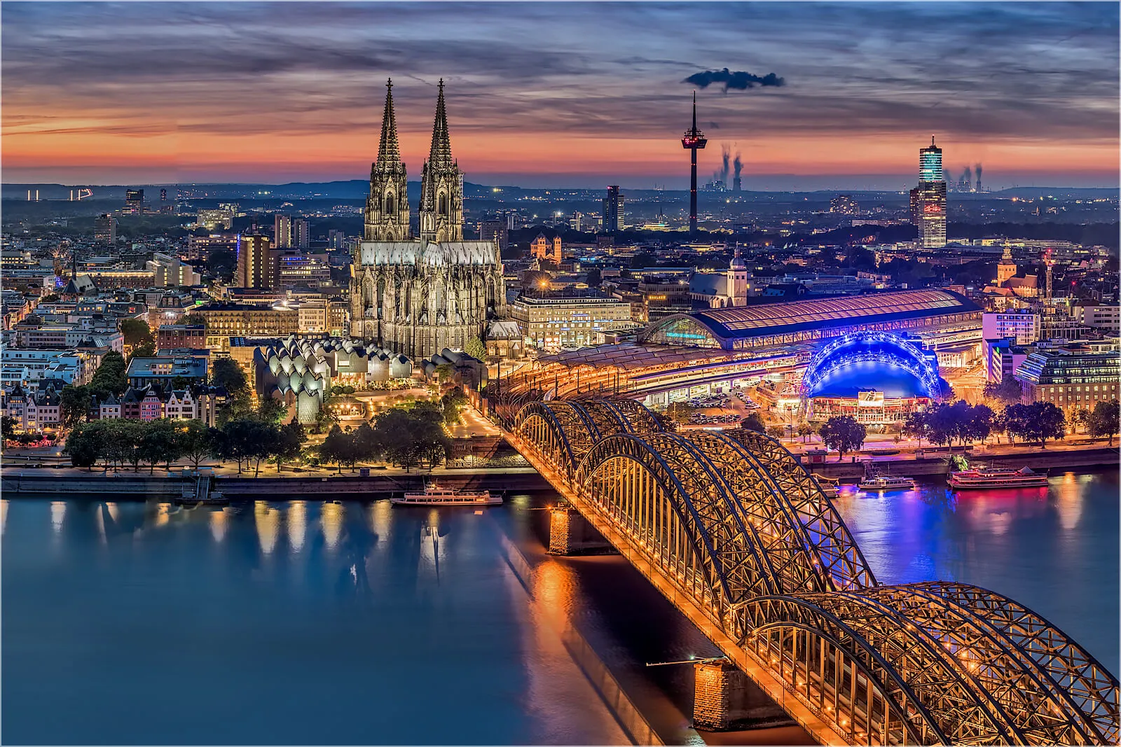 Hohenzollern Bridge - Biểu tượng tình yêu vĩnh cửu giữa lòng Cologne, Đức
