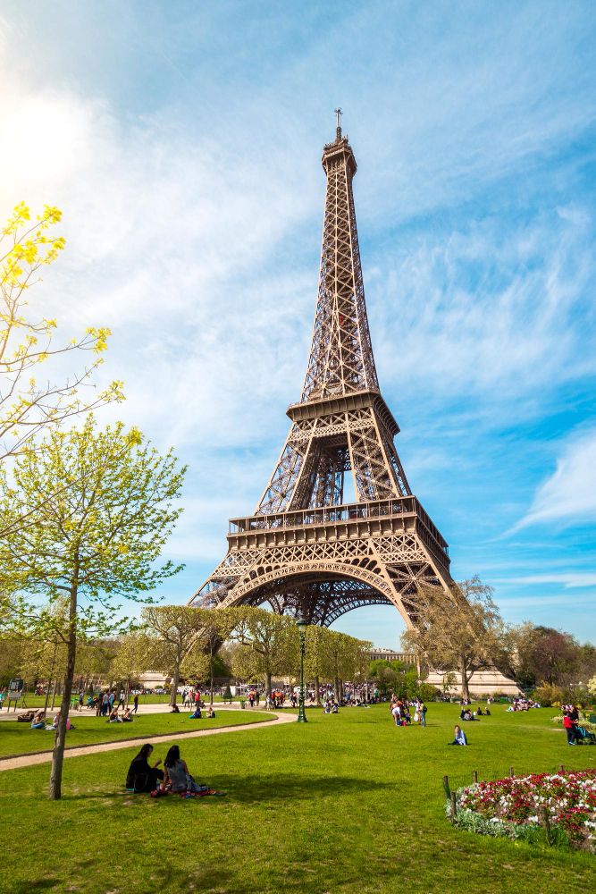tháp eiffel mùa hè